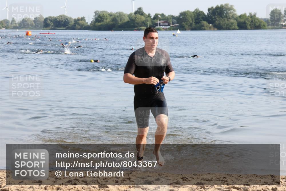 15.06.2025 - 27. Vierlanden-Triathlon Lena Gebhardt http://msf.ph/oto/8043367 15.06.2025 08:31:55 Schwimmen 30, 178 meine-sportfotos.de