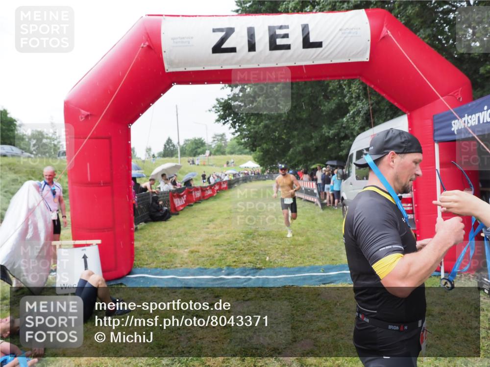 21.06.2025 - 27. Vierlanden-Triathlon MichiJ http://msf.ph/oto/8043371 15.06.2026 13:41:34 Ziel 754 meine-sportfotos.de