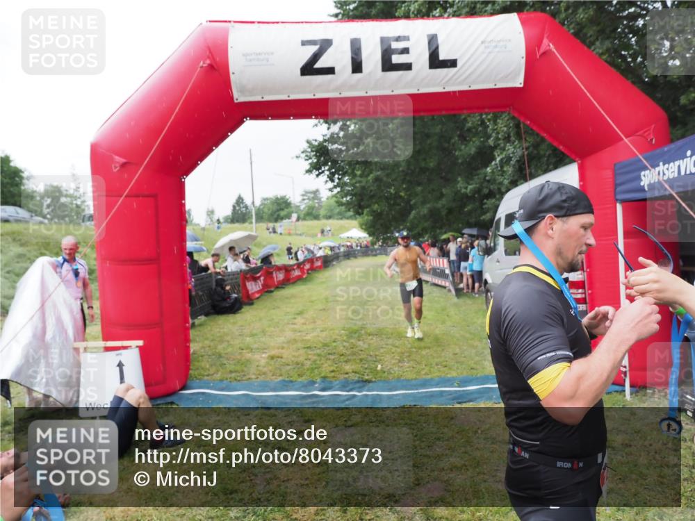 21.06.2025 - 27. Vierlanden-Triathlon MichiJ http://msf.ph/oto/8043373 15.06.2026 13:41:34 Ziel 754 meine-sportfotos.de