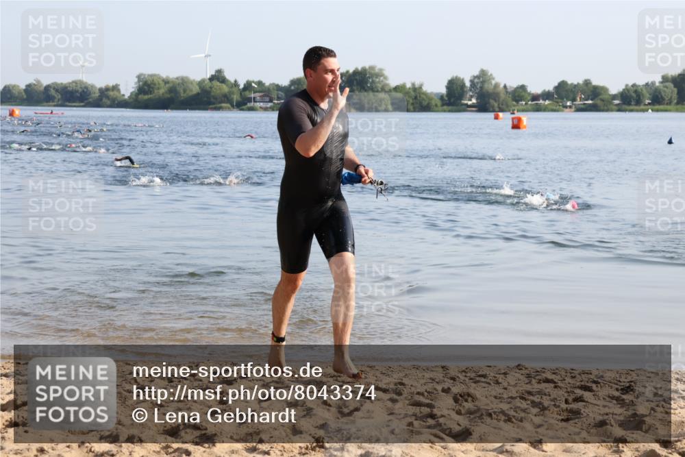 15.06.2025 - 27. Vierlanden-Triathlon Lena Gebhardt http://msf.ph/oto/8043374 15.06.2025 08:31:56 Schwimmen 30, 178 meine-sportfotos.de