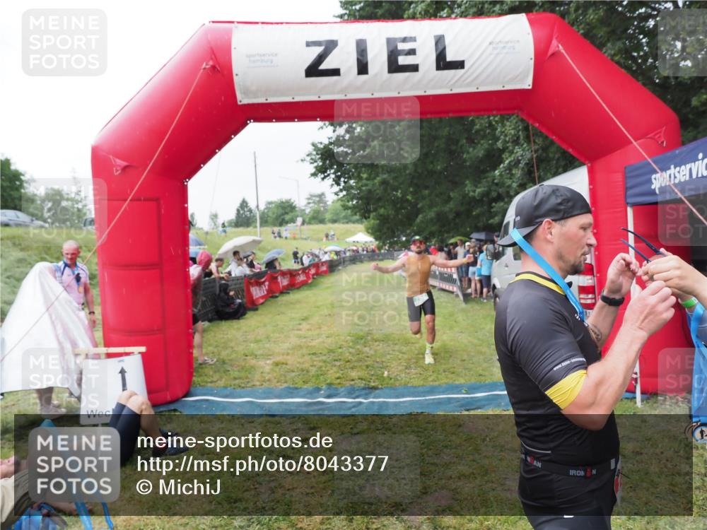21.06.2025 - 27. Vierlanden-Triathlon MichiJ http://msf.ph/oto/8043377 15.06.2026 13:41:34 Ziel 754 meine-sportfotos.de