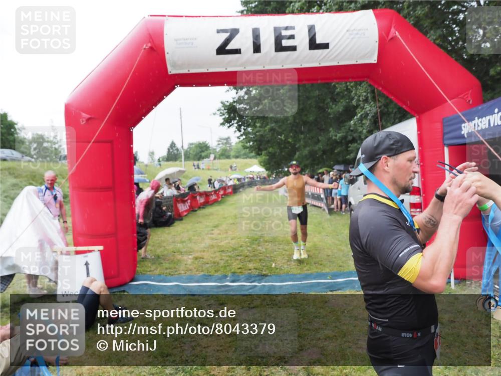 21.06.2025 - 27. Vierlanden-Triathlon MichiJ http://msf.ph/oto/8043379 15.06.2026 13:41:34 Ziel 754 meine-sportfotos.de
