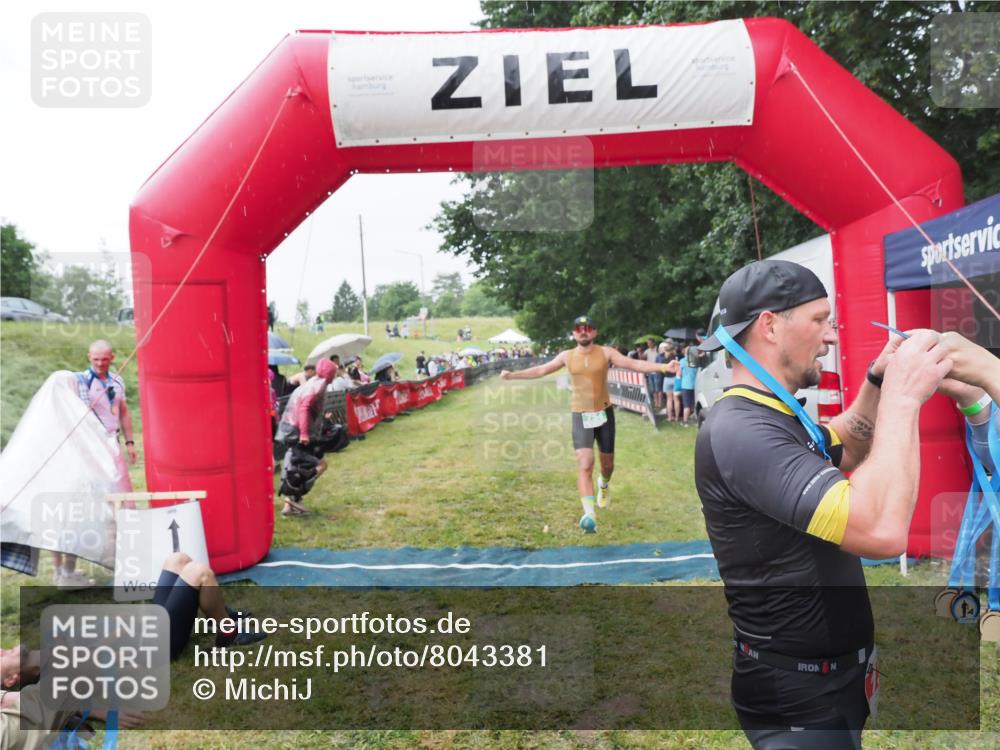 21.06.2025 - 27. Vierlanden-Triathlon MichiJ http://msf.ph/oto/8043381 15.06.2026 13:41:34 Ziel 754 meine-sportfotos.de