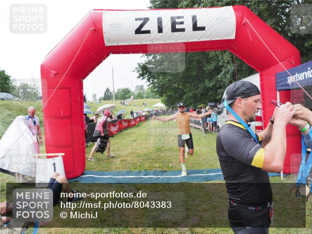 21.06.2025 - 27. Vierlanden-Triathlon MichiJ http://msf.ph/oto/8043383 15.06.2026 13:41:35 Ziel 754 meine-sportfotos.de