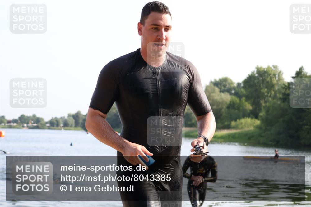 15.06.2025 - 27. Vierlanden-Triathlon Lena Gebhardt http://msf.ph/oto/8043385 15.06.2025 08:31:58 Schwimmen 30, 178 meine-sportfotos.de