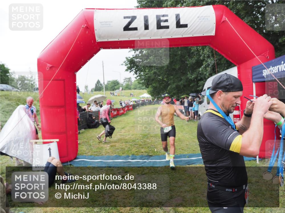 21.06.2025 - 27. Vierlanden-Triathlon MichiJ http://msf.ph/oto/8043388 15.06.2026 13:41:35 Ziel 754 meine-sportfotos.de