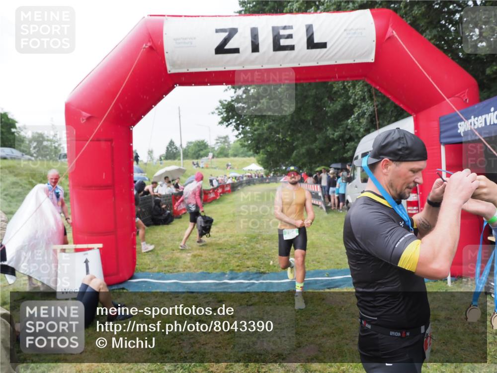 21.06.2025 - 27. Vierlanden-Triathlon MichiJ http://msf.ph/oto/8043390 15.06.2026 13:41:35 Ziel 754 meine-sportfotos.de