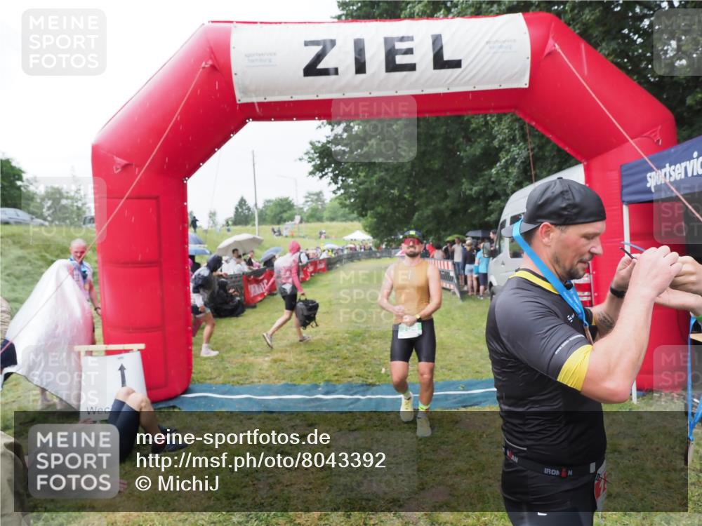 21.06.2025 - 27. Vierlanden-Triathlon MichiJ http://msf.ph/oto/8043392 15.06.2026 13:41:35 Ziel 754 meine-sportfotos.de