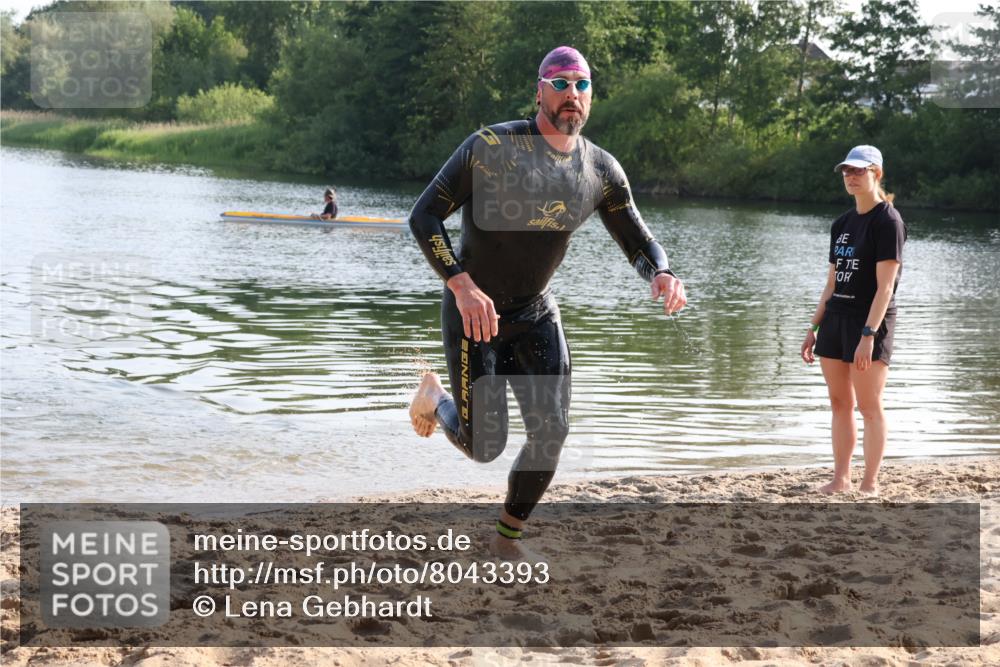 15.06.2025 - 27. Vierlanden-Triathlon Lena Gebhardt http://msf.ph/oto/8043393 15.06.2025 08:32:00 Schwimmen 30, 178 meine-sportfotos.de