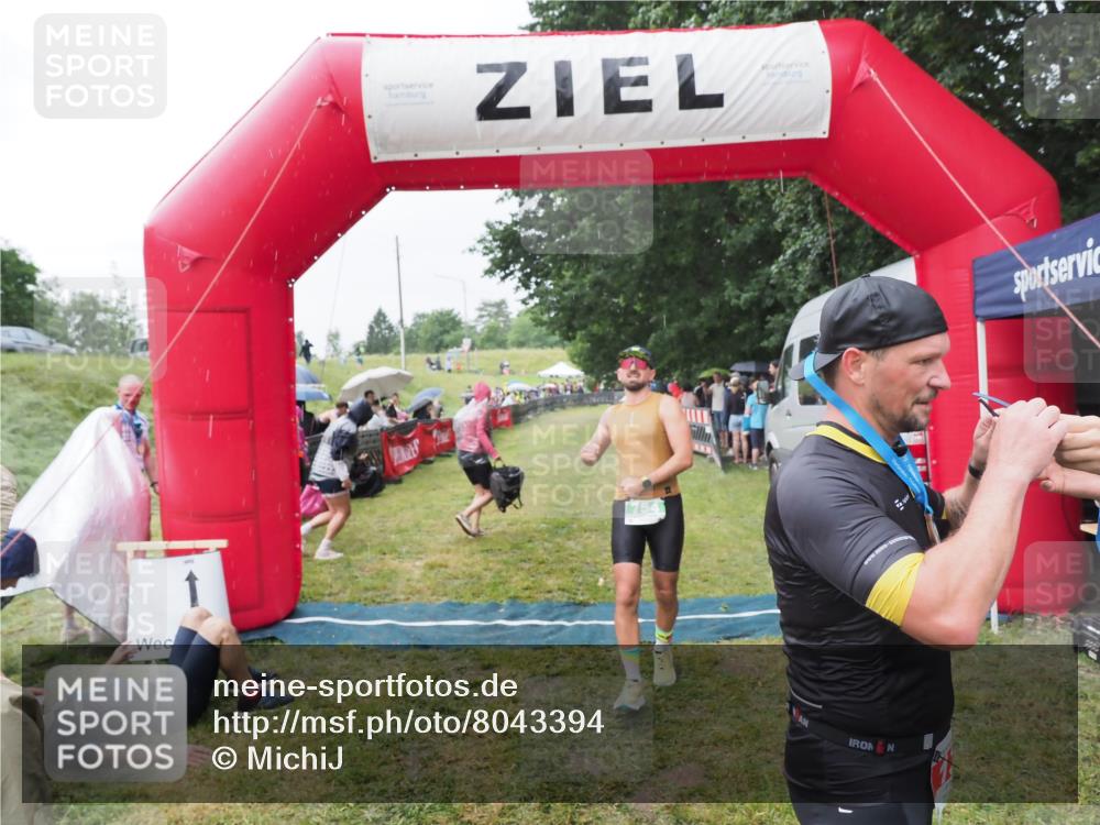 21.06.2025 - 27. Vierlanden-Triathlon MichiJ http://msf.ph/oto/8043394 15.06.2026 13:41:35 Ziel 754 meine-sportfotos.de