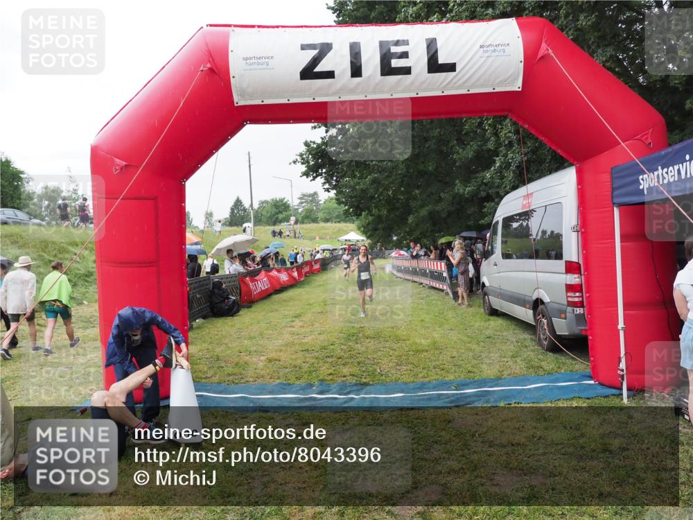 21.06.2025 - 27. Vierlanden-Triathlon MichiJ http://msf.ph/oto/8043396 15.06.2026 13:41:55 Ziel 899 meine-sportfotos.de