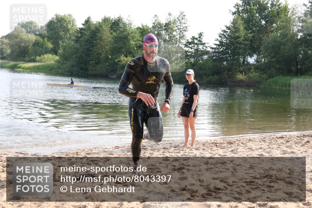15.06.2025 - 27. Vierlanden-Triathlon Lena Gebhardt http://msf.ph/oto/8043397 15.06.2025 08:32:01 Schwimmen 30, 178 meine-sportfotos.de
