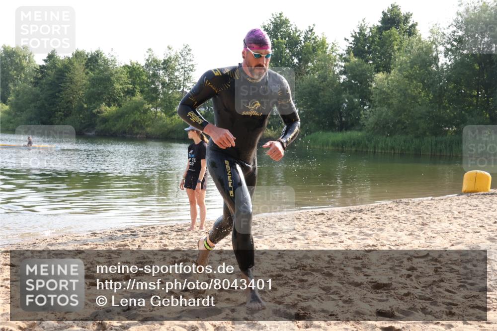 15.06.2025 - 27. Vierlanden-Triathlon Lena Gebhardt http://msf.ph/oto/8043401 15.06.2025 08:32:01 Schwimmen 30, 178 meine-sportfotos.de