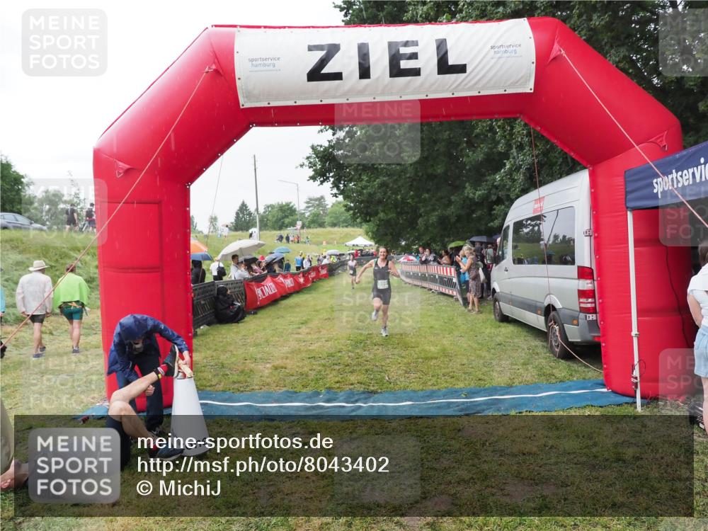 21.06.2025 - 27. Vierlanden-Triathlon MichiJ http://msf.ph/oto/8043402 15.06.2026 13:41:55 Ziel 899 meine-sportfotos.de