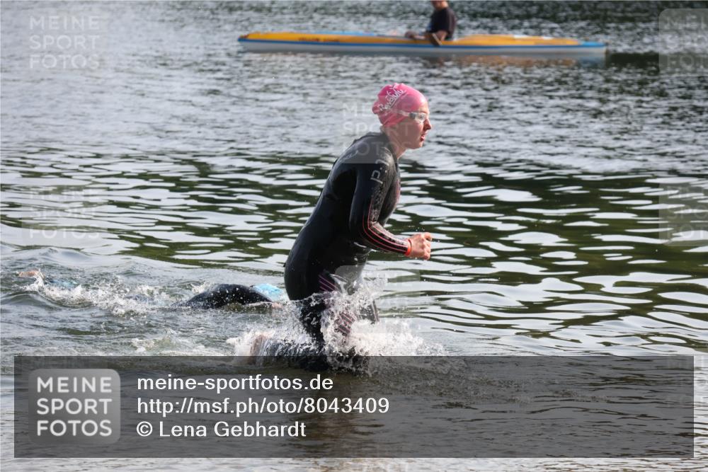15.06.2025 - 27. Vierlanden-Triathlon Lena Gebhardt http://msf.ph/oto/8043409 15.06.2025 08:32:08 Schwimmen 178 meine-sportfotos.de