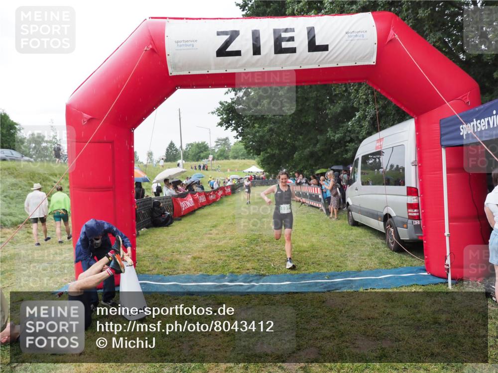 21.06.2025 - 27. Vierlanden-Triathlon MichiJ http://msf.ph/oto/8043412 15.06.2026 13:41:56 Ziel 899 meine-sportfotos.de