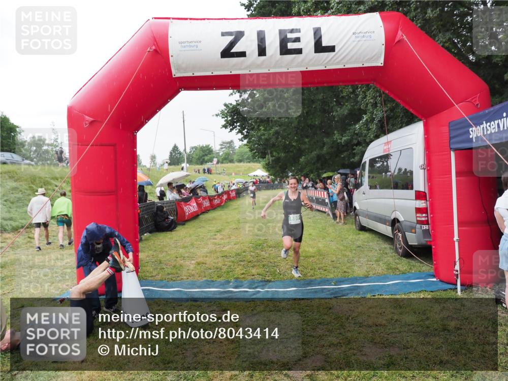 21.06.2025 - 27. Vierlanden-Triathlon MichiJ http://msf.ph/oto/8043414 15.06.2026 13:41:56 Ziel 899 meine-sportfotos.de