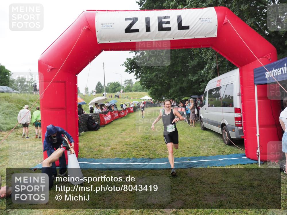 21.06.2025 - 27. Vierlanden-Triathlon MichiJ http://msf.ph/oto/8043419 15.06.2026 13:41:56 Ziel 899 meine-sportfotos.de