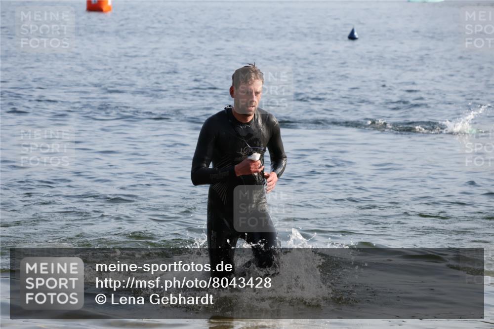 15.06.2025 - 27. Vierlanden-Triathlon Lena Gebhardt http://msf.ph/oto/8043428 15.06.2025 08:32:17 Schwimmen 50, 188 meine-sportfotos.de