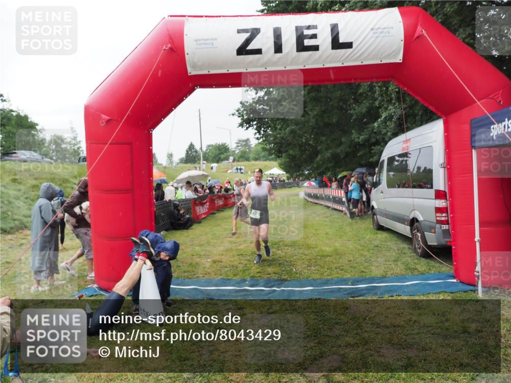 21.06.2025 - 27. Vierlanden-Triathlon MichiJ http://msf.ph/oto/8043429 15.06.2026 13:42:02 Ziel 672, 899 meine-sportfotos.de