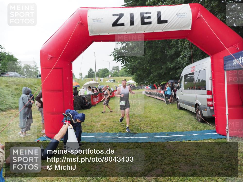 21.06.2025 - 27. Vierlanden-Triathlon MichiJ http://msf.ph/oto/8043433 15.06.2026 13:42:02 Ziel 672, 899 meine-sportfotos.de