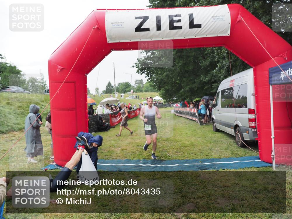 21.06.2025 - 27. Vierlanden-Triathlon MichiJ http://msf.ph/oto/8043435 15.06.2026 13:42:03 Ziel 672, 899 meine-sportfotos.de