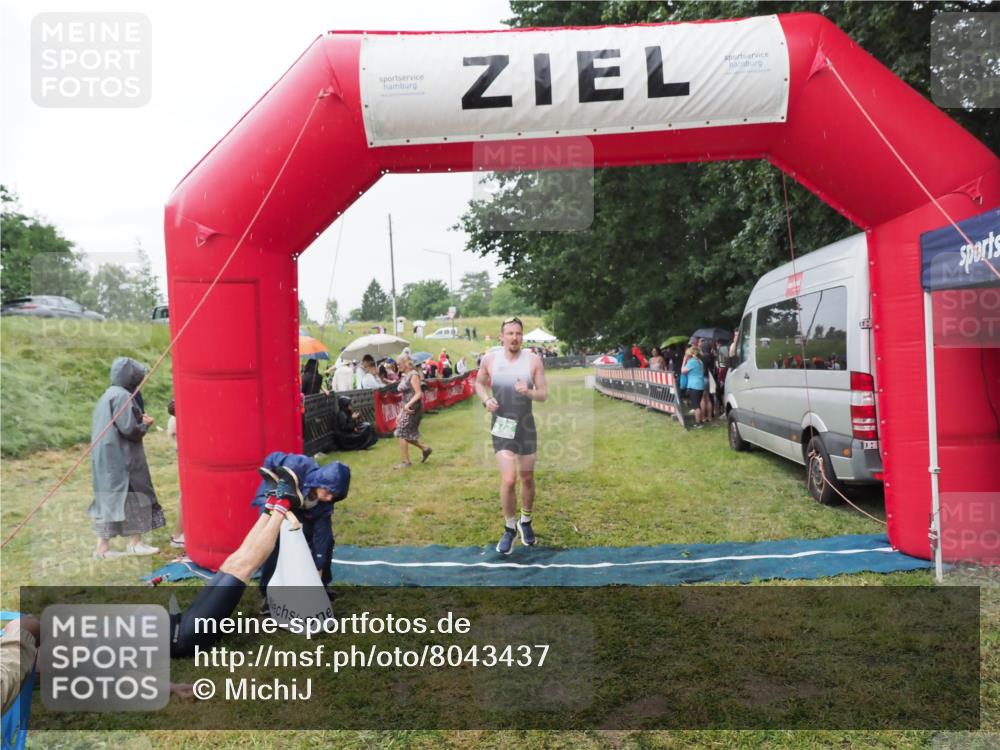 21.06.2025 - 27. Vierlanden-Triathlon MichiJ http://msf.ph/oto/8043437 15.06.2026 13:42:03 Ziel 672, 899 meine-sportfotos.de