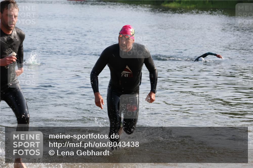 15.06.2025 - 27. Vierlanden-Triathlon Lena Gebhardt http://msf.ph/oto/8043438 15.06.2025 08:32:19 Schwimmen 50, 188 meine-sportfotos.de