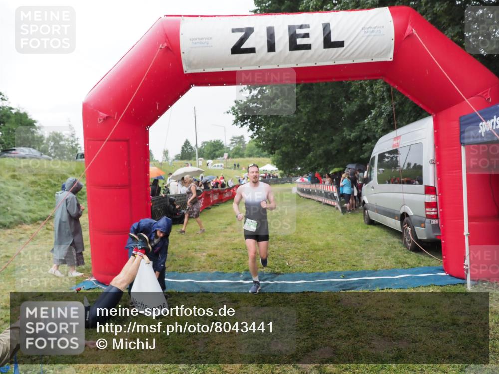 21.06.2025 - 27. Vierlanden-Triathlon MichiJ http://msf.ph/oto/8043441 15.06.2026 13:42:03 Ziel 672, 899 meine-sportfotos.de