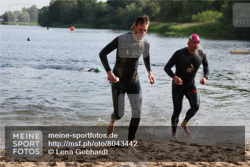 15.06.2025 - 27. Vierlanden-Triathlon Lena Gebhardt http://msf.ph/oto/8043442 15.06.2025 08:32:20 Schwimmen 50, 188 meine-sportfotos.de