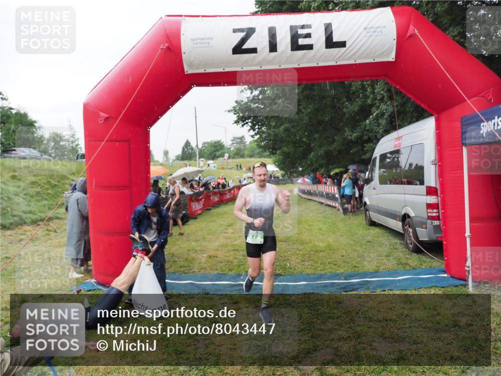 21.06.2025 - 27. Vierlanden-Triathlon MichiJ http://msf.ph/oto/8043447 15.06.2026 13:42:03 Ziel 672, 899 meine-sportfotos.de