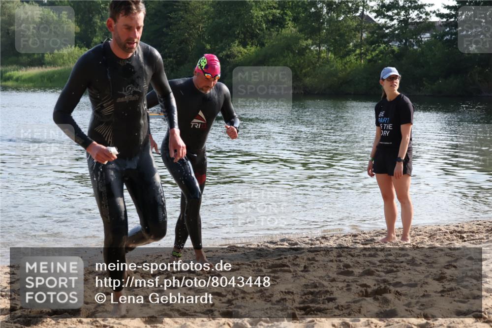 15.06.2025 - 27. Vierlanden-Triathlon Lena Gebhardt http://msf.ph/oto/8043448 15.06.2025 08:32:21 Schwimmen 50, 188 meine-sportfotos.de