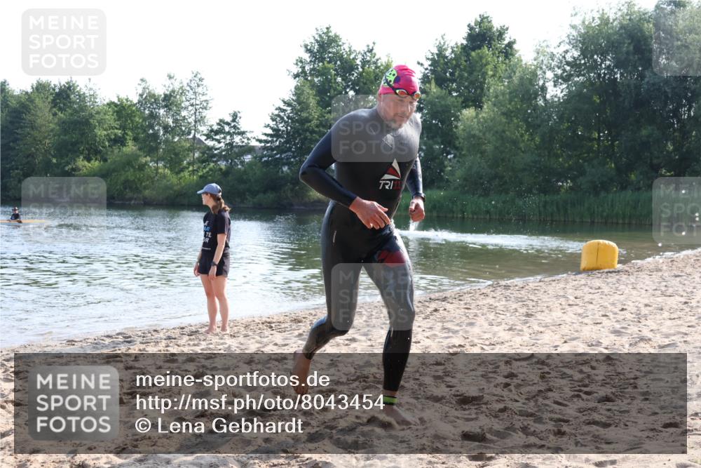 15.06.2025 - 27. Vierlanden-Triathlon Lena Gebhardt http://msf.ph/oto/8043454 15.06.2025 08:32:23 Schwimmen 14, 50, 188 meine-sportfotos.de