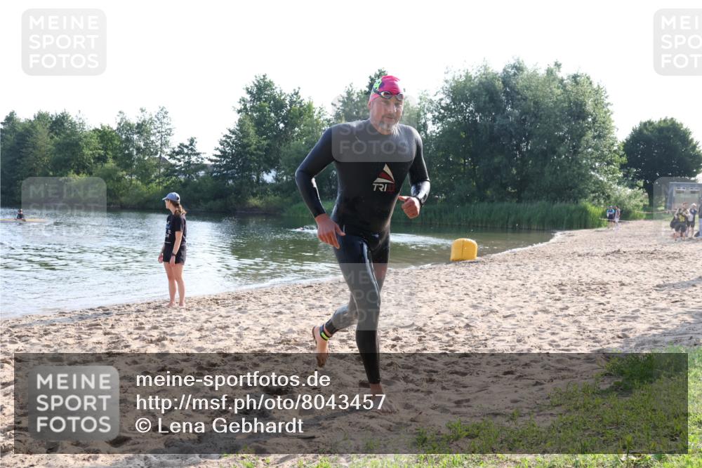 15.06.2025 - 27. Vierlanden-Triathlon Lena Gebhardt http://msf.ph/oto/8043457 15.06.2025 08:32:23 Schwimmen 14, 50, 188 meine-sportfotos.de