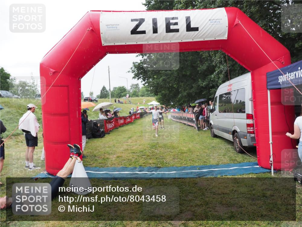 21.06.2025 - 27. Vierlanden-Triathlon MichiJ http://msf.ph/oto/8043458 15.06.2026 13:42:24 Ziel 139, 858 meine-sportfotos.de