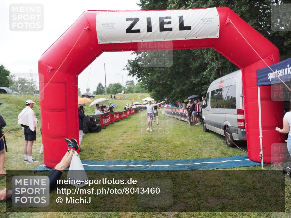 21.06.2025 - 27. Vierlanden-Triathlon MichiJ http://msf.ph/oto/8043460 15.06.2026 13:42:24 Ziel 139, 858 meine-sportfotos.de
