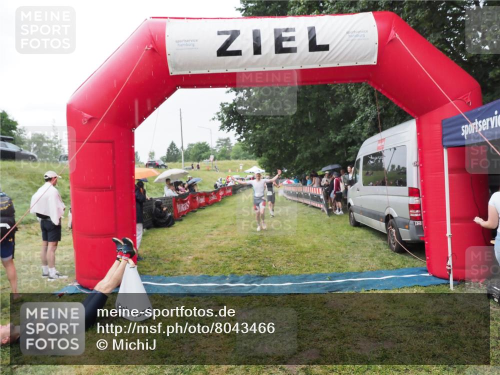21.06.2025 - 27. Vierlanden-Triathlon MichiJ http://msf.ph/oto/8043466 15.06.2026 13:42:25 Ziel 139, 858 meine-sportfotos.de