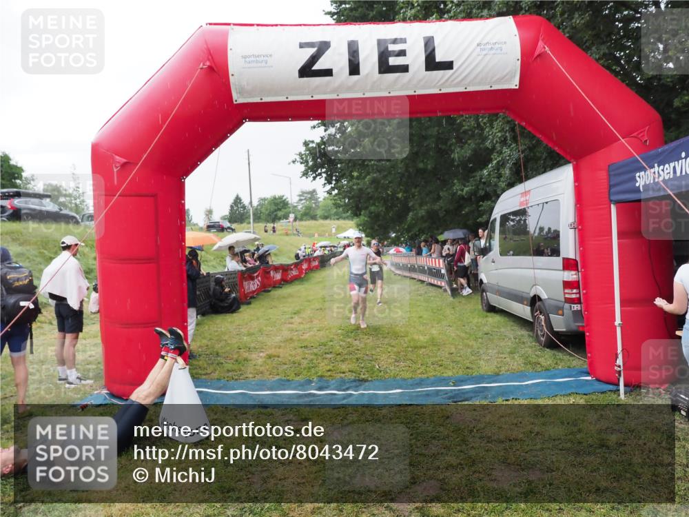21.06.2025 - 27. Vierlanden-Triathlon MichiJ http://msf.ph/oto/8043472 15.06.2026 13:42:25 Ziel 139, 858 meine-sportfotos.de
