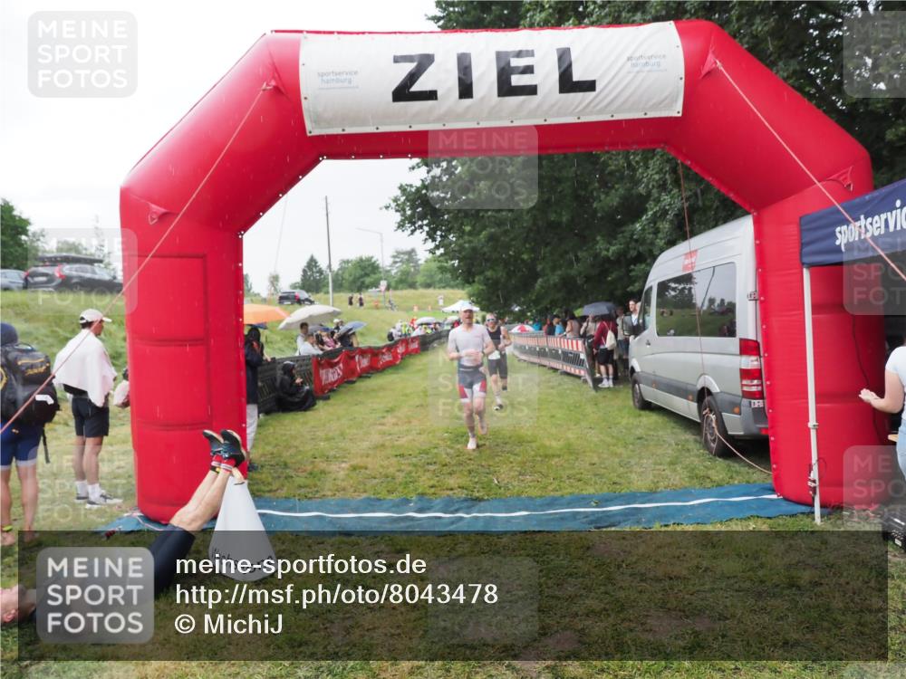 21.06.2025 - 27. Vierlanden-Triathlon MichiJ http://msf.ph/oto/8043478 15.06.2026 13:42:26 Ziel 139, 858 meine-sportfotos.de
