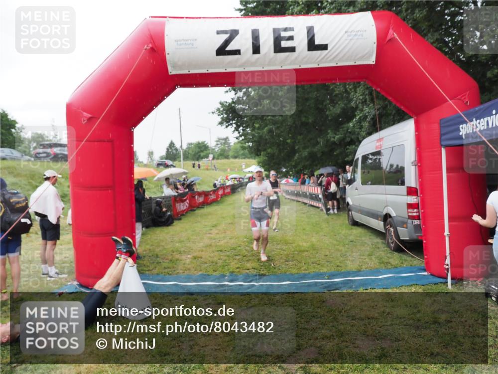 21.06.2025 - 27. Vierlanden-Triathlon MichiJ http://msf.ph/oto/8043482 15.06.2026 13:42:26 Ziel 139, 858 meine-sportfotos.de