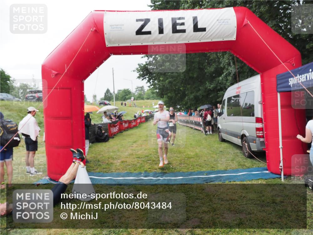 21.06.2025 - 27. Vierlanden-Triathlon MichiJ http://msf.ph/oto/8043484 15.06.2026 13:42:26 Ziel 139, 858 meine-sportfotos.de