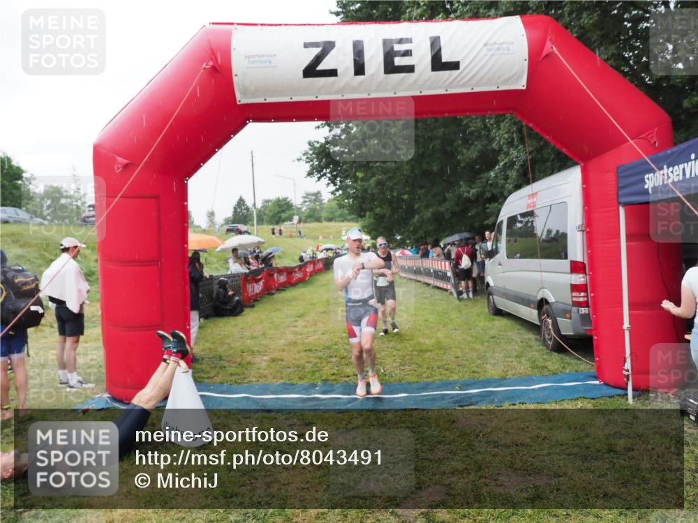 21.06.2025 - 27. Vierlanden-Triathlon MichiJ http://msf.ph/oto/8043491 15.06.2026 13:42:26 Ziel 139, 858 meine-sportfotos.de