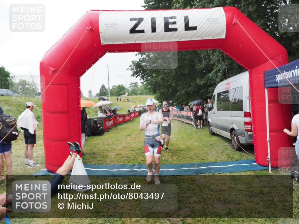 21.06.2025 - 27. Vierlanden-Triathlon MichiJ http://msf.ph/oto/8043497 15.06.2026 13:42:27 Ziel 139, 858 meine-sportfotos.de