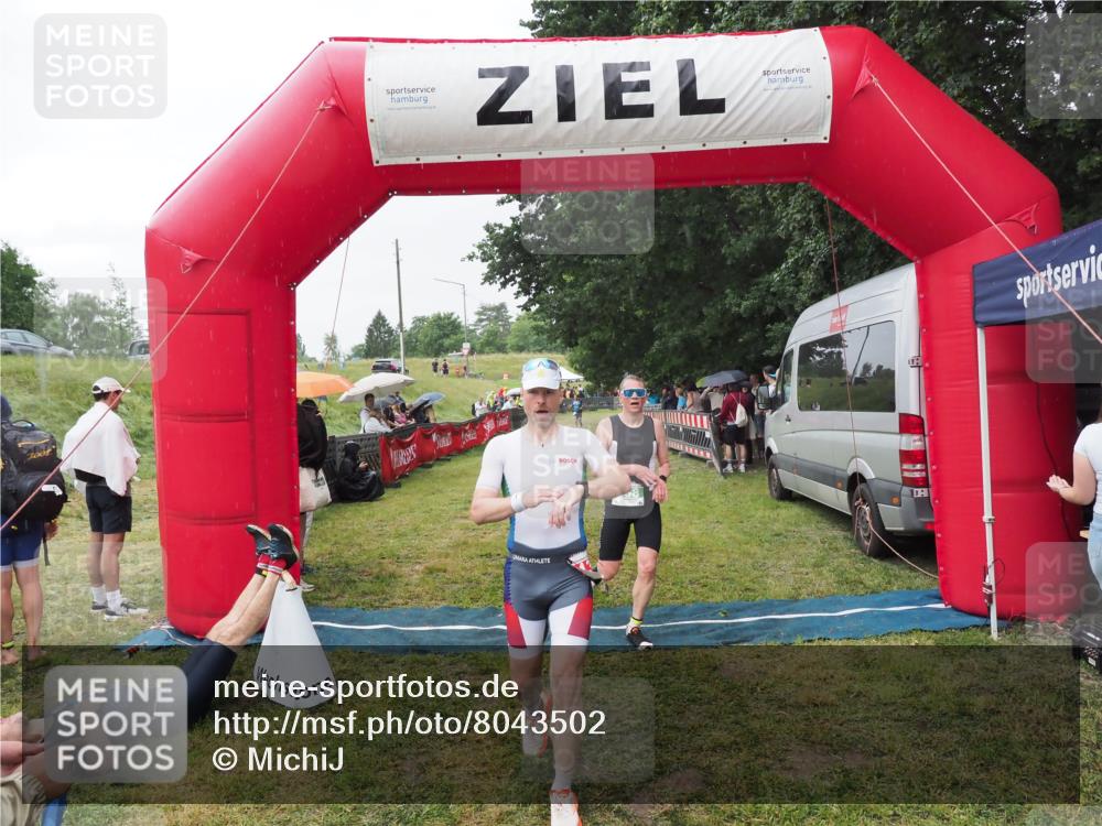 21.06.2025 - 27. Vierlanden-Triathlon MichiJ http://msf.ph/oto/8043502 15.06.2026 13:42:27 Ziel 139, 858 meine-sportfotos.de