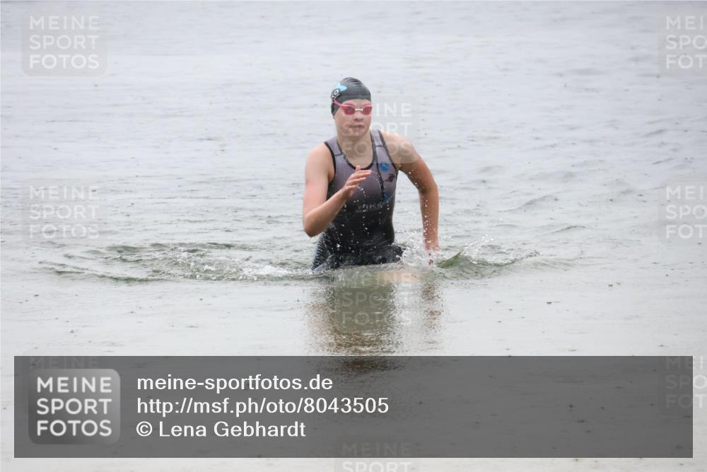 21.06.2025 - 27. Vierlanden-Triathlon Lena Gebhardt http://msf.ph/oto/8043505 15.06.2025 14:36:54 Schwimmen 1324 meine-sportfotos.de