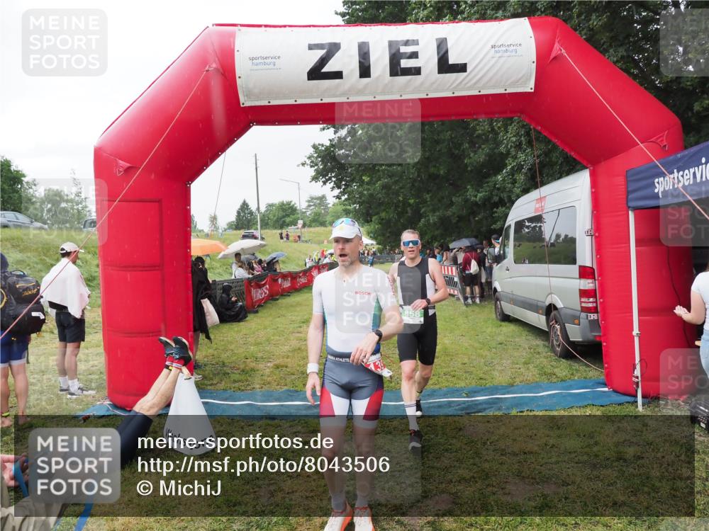21.06.2025 - 27. Vierlanden-Triathlon MichiJ http://msf.ph/oto/8043506 15.06.2026 13:42:28 Ziel 139, 858 meine-sportfotos.de