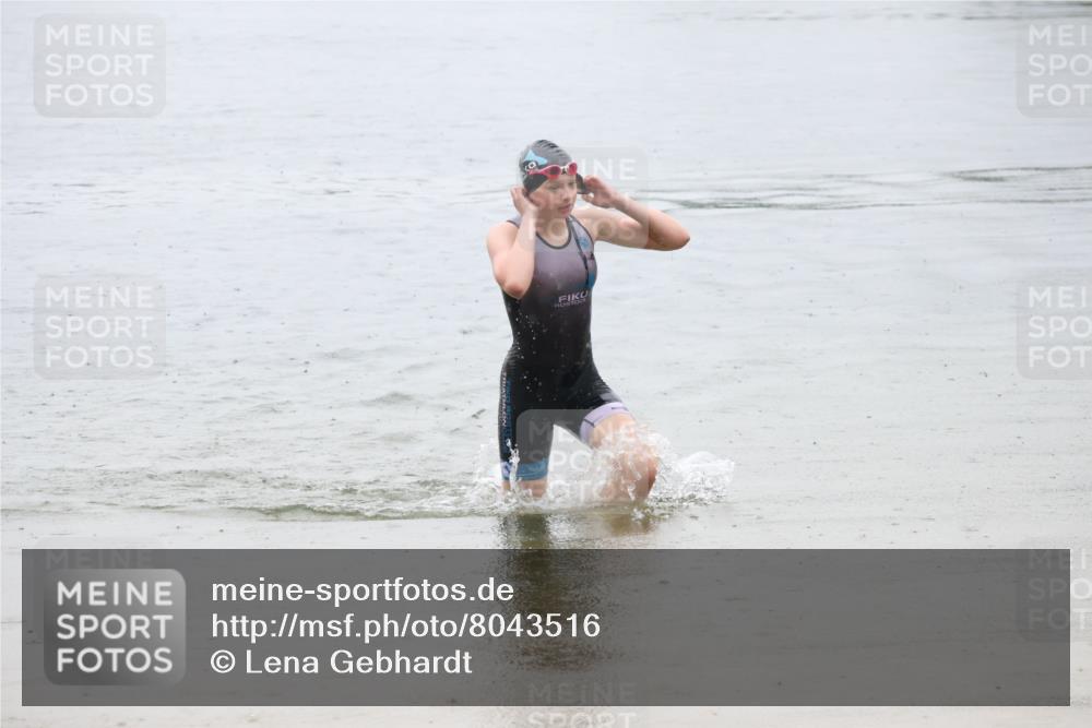 21.06.2025 - 27. Vierlanden-Triathlon Lena Gebhardt http://msf.ph/oto/8043516 15.06.2025 14:36:57 Schwimmen 1324 meine-sportfotos.de