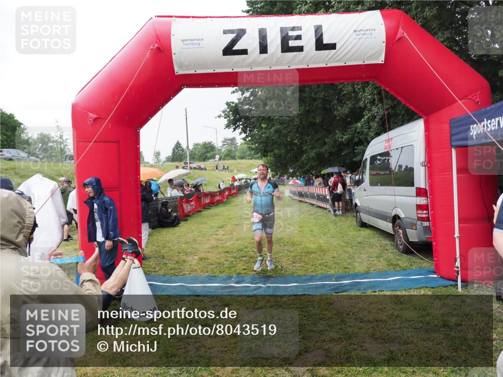 21.06.2025 - 27. Vierlanden-Triathlon MichiJ http://msf.ph/oto/8043519 15.06.2026 13:42:37 Ziel 93 meine-sportfotos.de