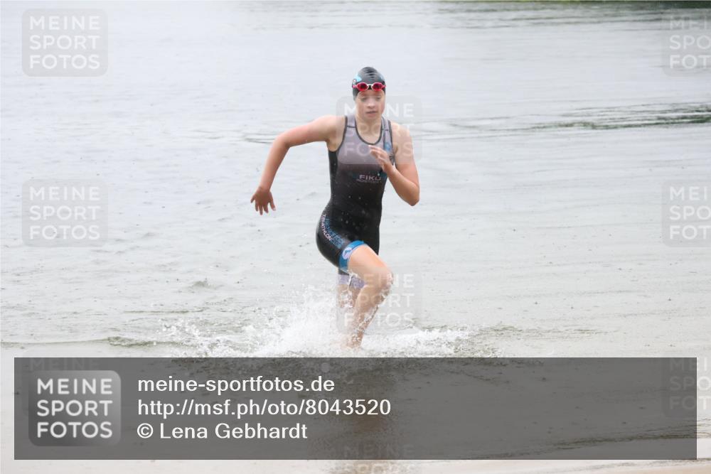 21.06.2025 - 27. Vierlanden-Triathlon Lena Gebhardt http://msf.ph/oto/8043520 15.06.2025 14:36:59 Schwimmen 1324 meine-sportfotos.de