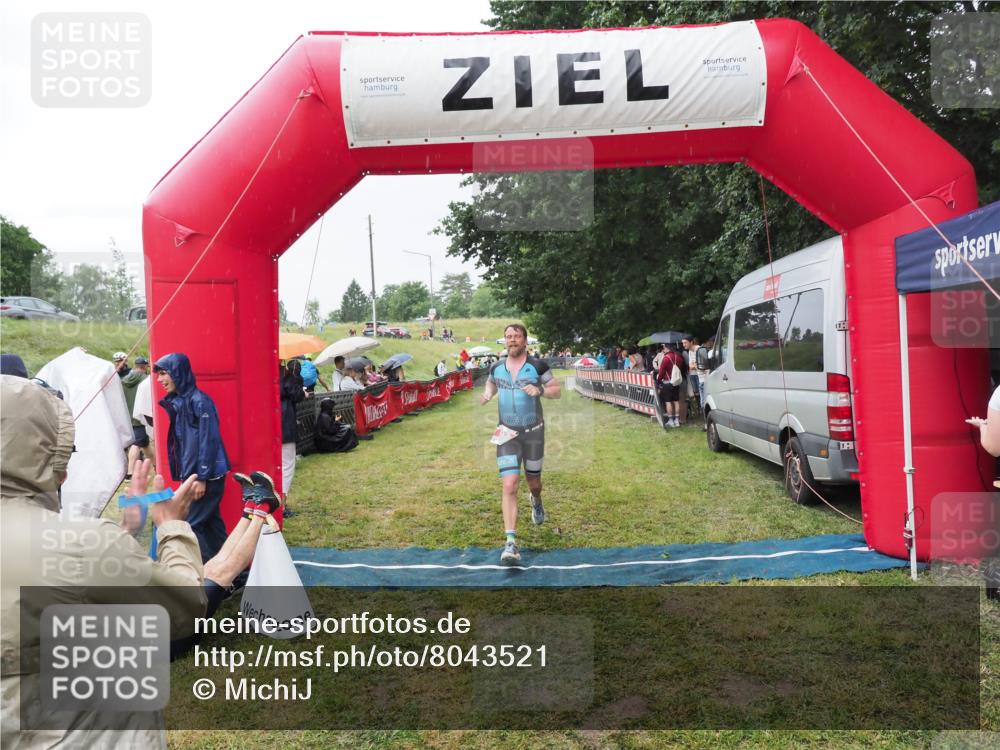 21.06.2025 - 27. Vierlanden-Triathlon MichiJ http://msf.ph/oto/8043521 15.06.2026 13:42:37 Ziel 93 meine-sportfotos.de